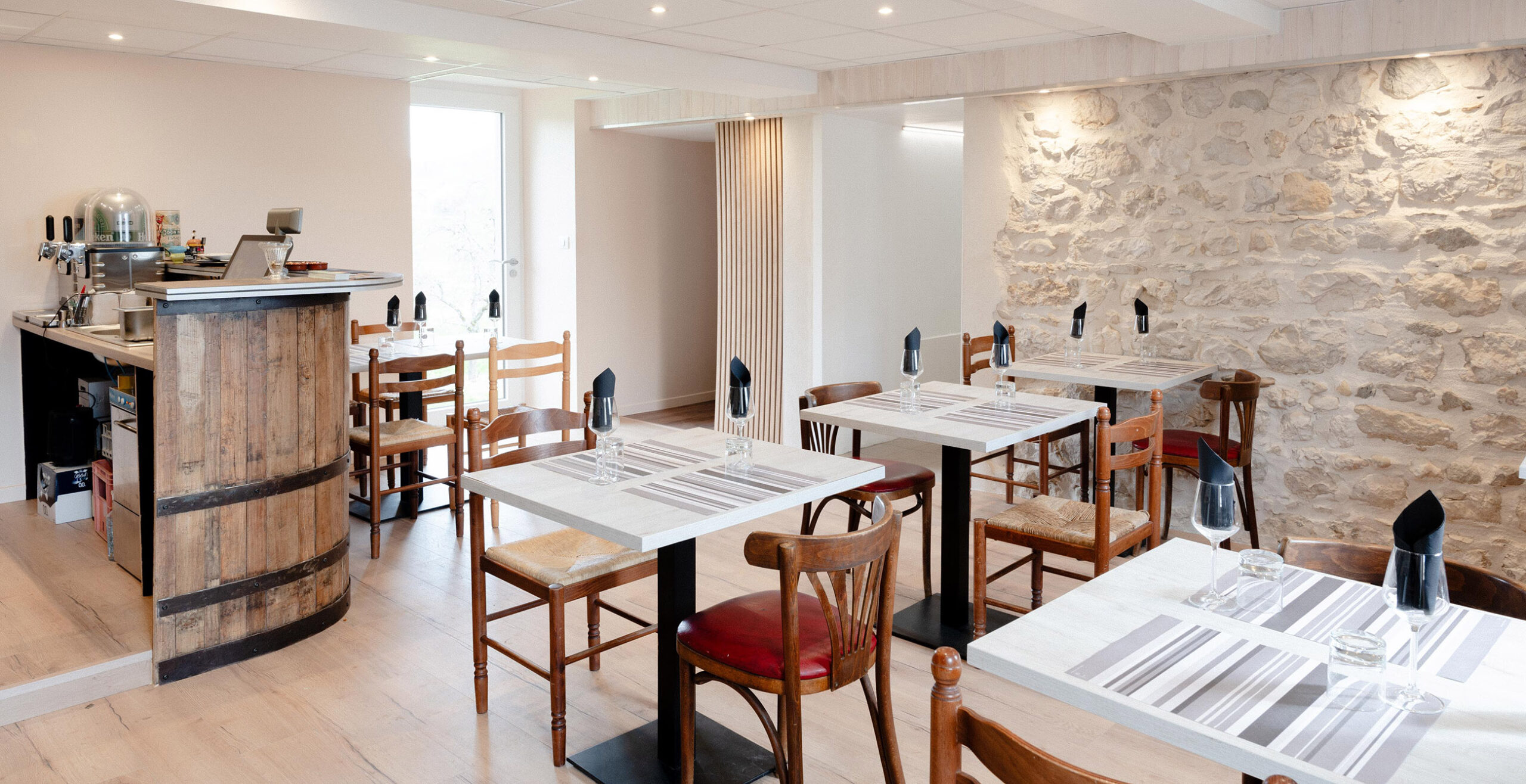 Restaurant L'Auberge de la Forge - Saint-Genix-les-VIllages Avant-Pays savoyard - 73520 - Savoie- La salle - Photo UnOeilEnCuisine Restaurant L'Auberge de la Forge - Saint-Genix-les-VIllages Avant-Pays savoyard - 73520 - Savoie- La salle - Photo UnOeilEnCuisine